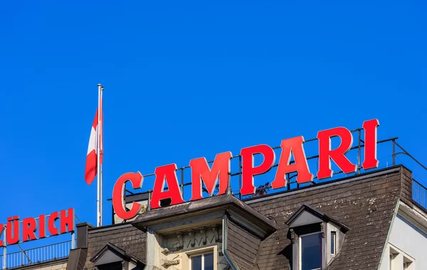 Promoção Campari no topo de um edifício em Zurique, Suíça — Fotografia de Stock