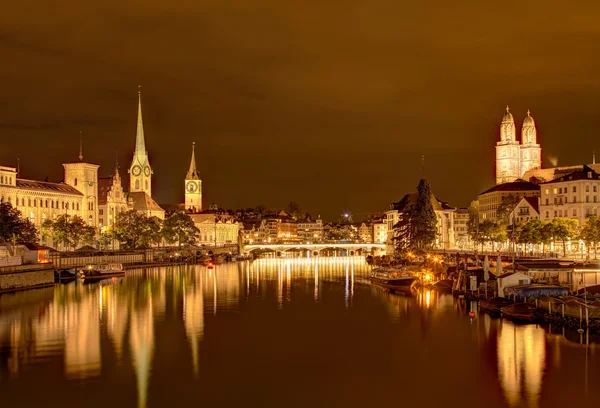 Vue de nuit le long de la rivière Limmat à Zurich, Suisse — Photo