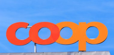 Coop işareti üst kısmında bir kümes mağaza