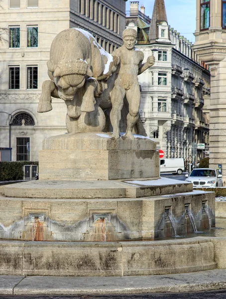 Geiserbrunnen kašna na náměstí Burkliplatz v Curychu — Stock fotografie