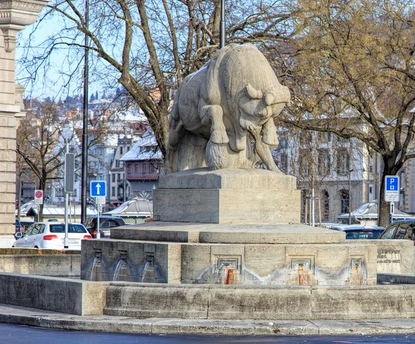 Geiserbrunnen kašna na náměstí Burkliplatz v Curychu — Stock fotografie