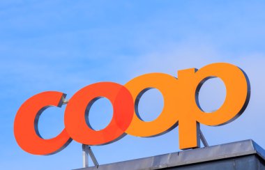 Coop işareti üst kısmında bir kümes mağaza