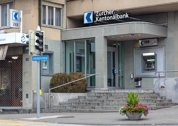 Вход в офис Кантонального банка Цюриха в Валлиселлене, Швейцария — стоковое фото