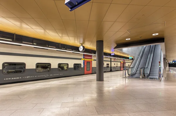 Bahnsteig im unterirdischen Teil des Zürcher Hauptbahnhofs — Stockfoto