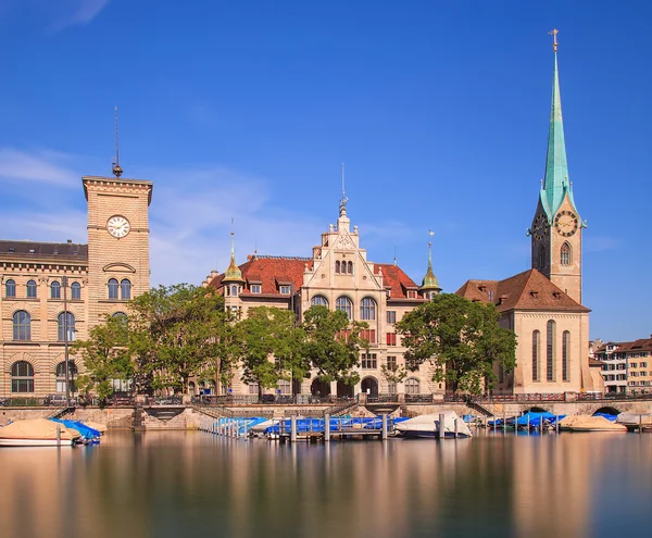 Historic buildlngs along the Limmat river in Zurich — Stock Photo, Image