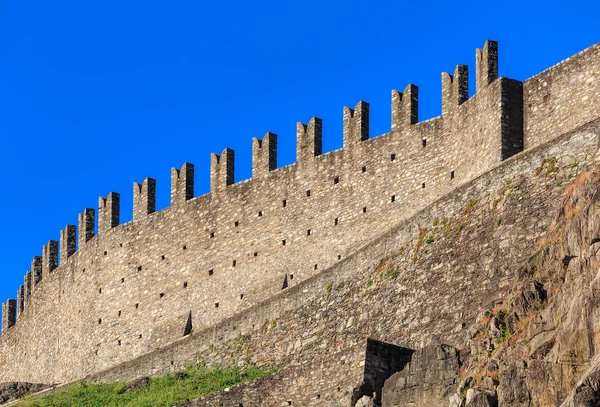 Стена крепости Кастельгранде в Беллинцоне, Швейцария — стоковое фото