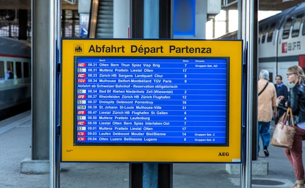 Tablero de salida en la estación de tren de Basilea en Suiza — Foto de Stock