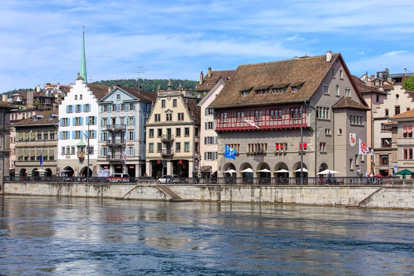 Történelmi épületek mentén, a Limmat folyó, Zürich — Stock Fotó