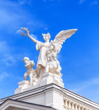 Zurih Opera Evi binanın tepesinde heykel.