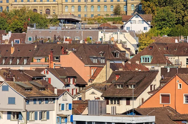 Zúrich paisaje urbano - vista del casco antiguo de la ciudad desde el parque Lindenhof — Foto de Stock