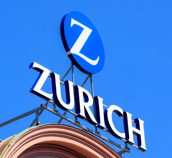 Zurich Insurance Group firma en la parte superior de un edificio en Basilea — Foto de Stock