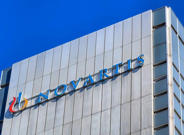 Øvre del av en Novartis-bygning i Basel, Sveits – stockfoto