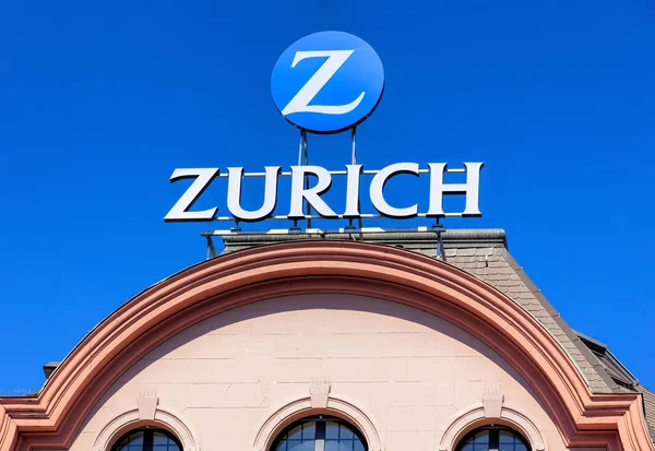 Schild der Zurich Versicherungsgruppe auf dem Dach eines Gebäudes in Basel — Stockfoto