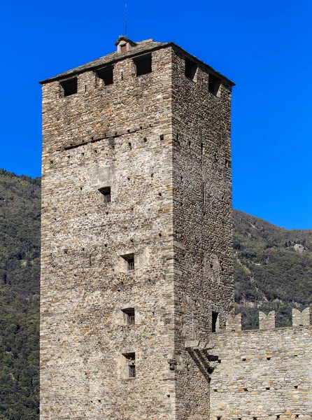 Башня Торре Бьянка крепости Кастельгранде в Беллинцоне — стоковое фото