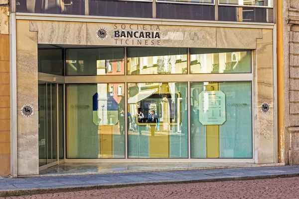 Вход в банк Societa Bancaria Ticinese — стоковое фото