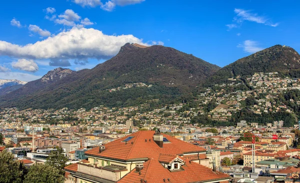 Panoráma města Lugano na podzim — Stock fotografie