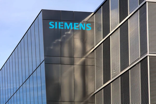 Upper part of a Siemens office building in Wallisellen, Switzerland — Stock Photo, Image