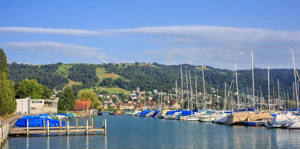 Lodě v přístavu na jezero Zug ve Švýcarsku — Stock fotografie