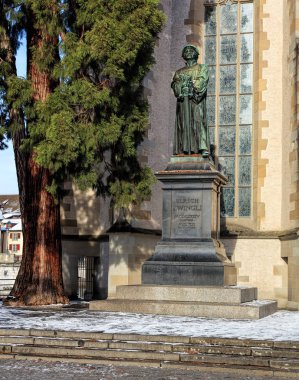 Ulrich Zwingli Zürih'te su kilisede heykeli