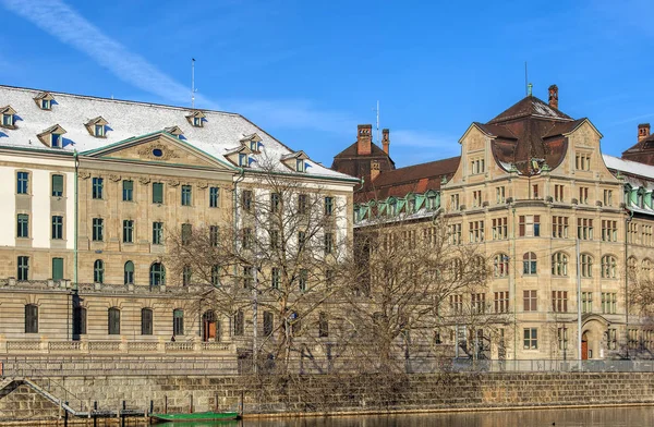 Edificios a lo largo del río Limmat en Zurich, Suiza — Foto de Stock