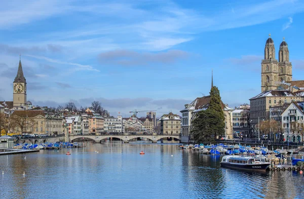 Vista lungo il fiume Limmat a Zurigo in inverno — Foto Stock