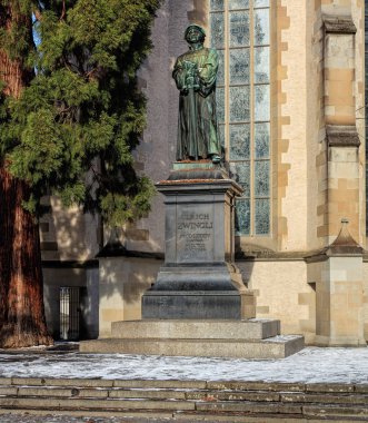 Ulrich Zwingli Zürih'te su kilisede heykeli