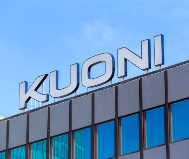 Kuoni işareti üst kısmında bir ofis binası Zürih'te