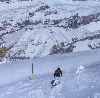 Mt. Titlis İsviçre Kayak bir kişi