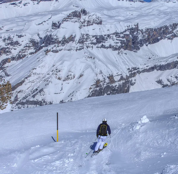 一个人在山铁力士山位于瑞士滑雪 — 图库照片