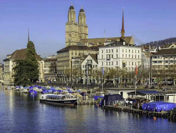 The Limmat river and the Limmatquai quay in Zurich — Stock Photo, Image