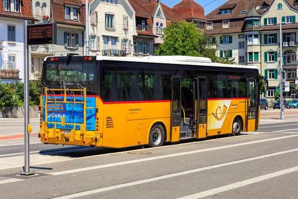 Postbus i staden av Solothurn, Schweiz — Stockfoto