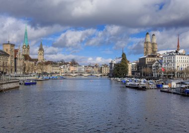 Zürih'te Limmat Nehri boyunca kışın görüntülemek