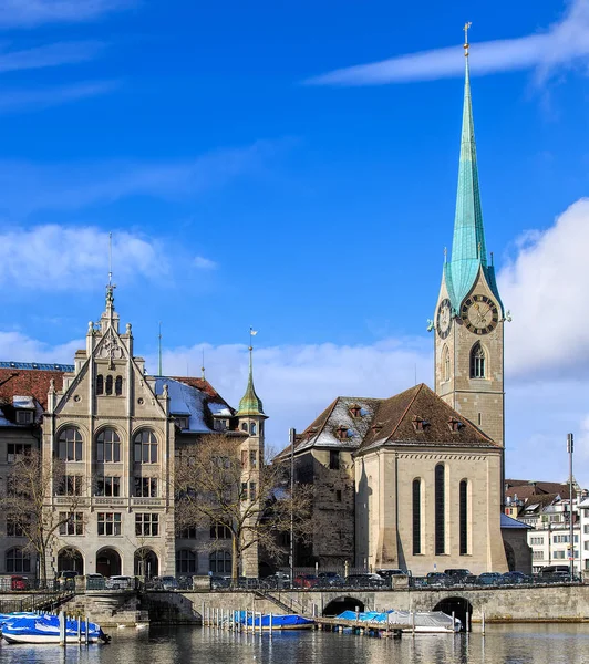 Câmara Municipal de Zurique e os edifícios da Catedral Fraumunster — Fotografia de Stock
