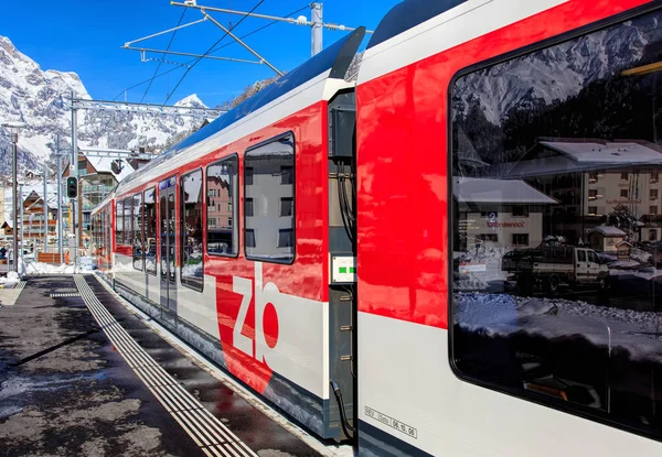 スイスのエンゲルベルクの町を出発する列車 — ストック写真