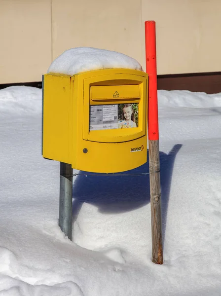 Zwitserse postbus vallende sneeuw — Stockfoto