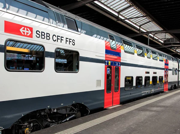 Tren de pasajeros en una plataforma de la estación principal de tren de Zurich —  Fotos de Stock