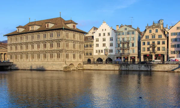 Altstadthäuser am Limmatfluss in Zürich, Schweiz — Stockfoto