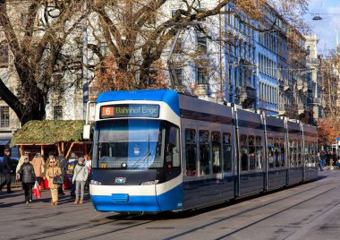 Zürih'te Bahnhofstrasse cadde boyunca geçen tramvay