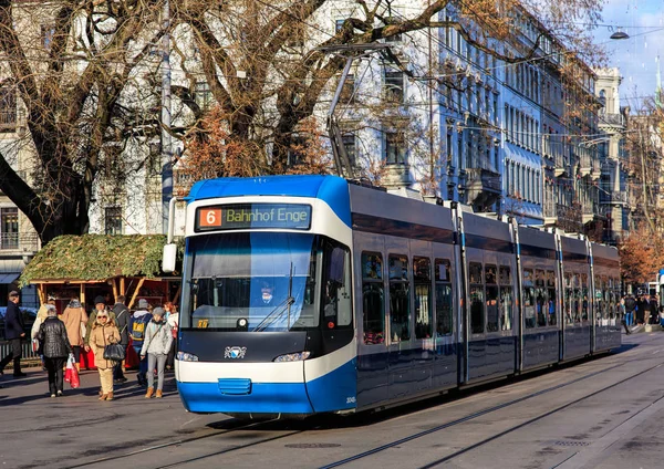 Tram che passa lungo la Bahnhofstrasse di Zurigo — Foto Stock