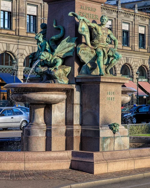 Suterénu památník Alfred Escher na Bahhofplatz náměstí v Curychu — Stock fotografie