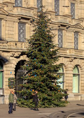 Noel ağacı Paradeplatz Meydanı Zurich, İsviçre