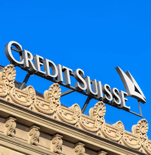 Credit Suisse binanın üstüne işaret