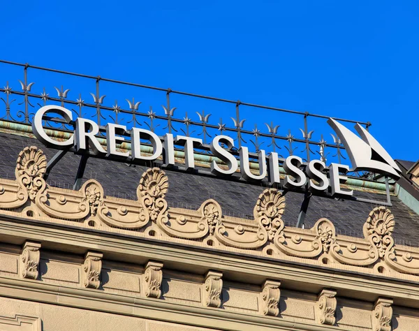 Sign on the top of the Credit Suisse headquarter building — Stock Photo, Image