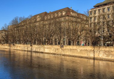Kışın Zürih'te Limmat Nehri