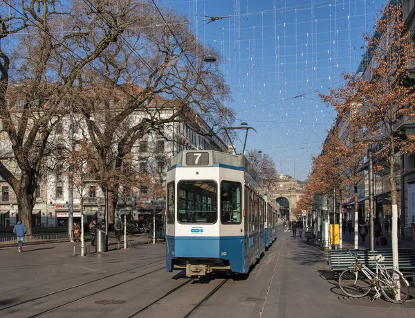 Tranvía que pasa por la calle Bahnhofstrasse en Zurich — Foto de Stock