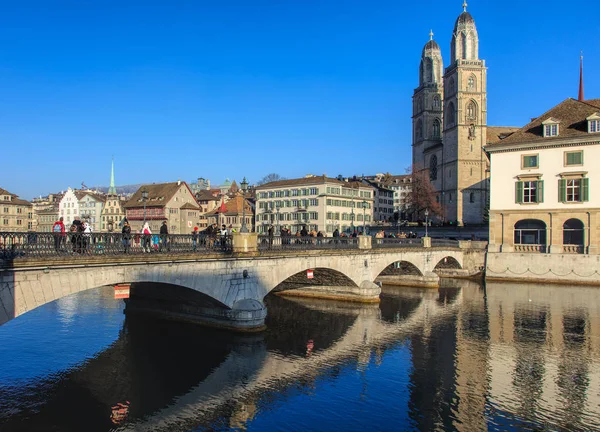 チューリッヒ、スイス連邦共和国 Munsterbrucke 橋 — ストック写真