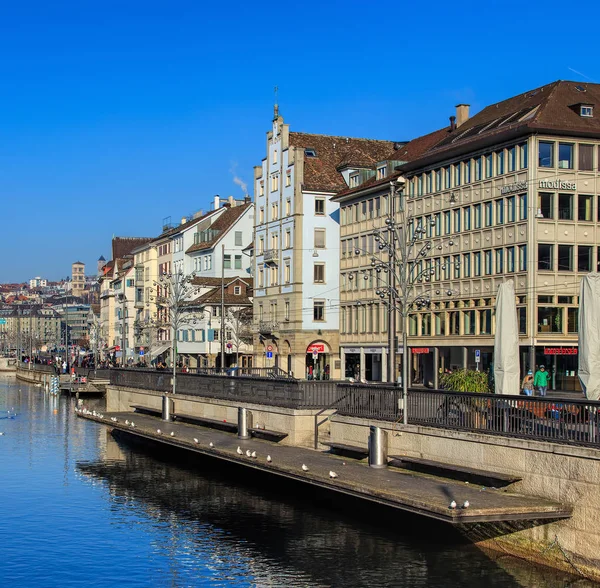 Bancario del fiume Limmat a Zurigo — Foto Stock