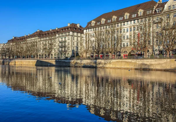 Kışın Zürih'te Limmat Nehri