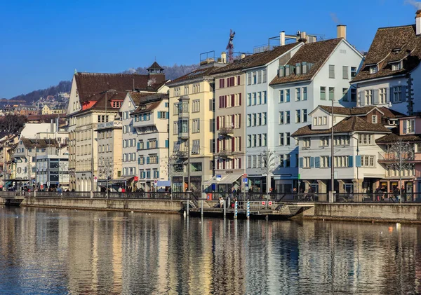 Здания вдоль реки Лиммат в Цюрихе — стоковое фото