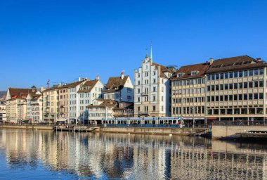 Zürih'te Limmat Nehri boyunca binalar
